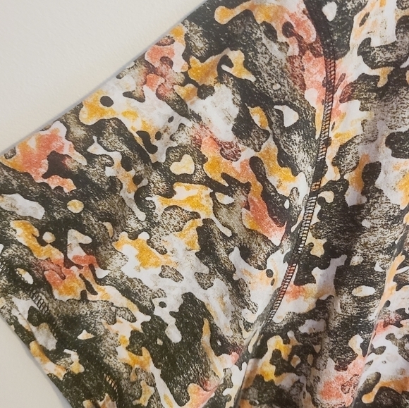 Robert Graham Men's Puzzle Print Camo Short Sleeve V-Neck T-Shirt (Size 3XL) - Picture 4 of 13